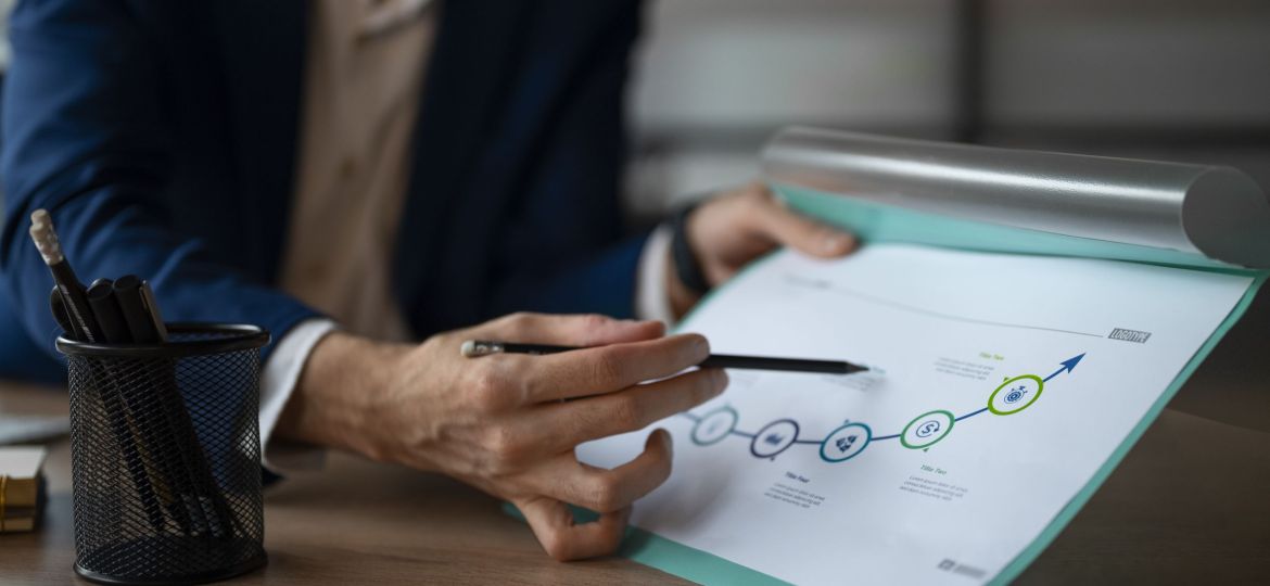 persona-en-la-oficina-analizando-y-revisando-graficos-financieros