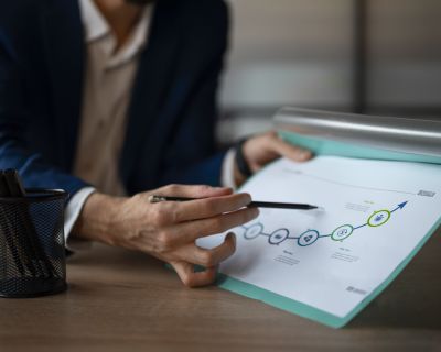 persona-en-la-oficina-analizando-y-revisando-graficos-financieros