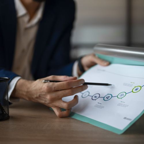 persona-en-la-oficina-analizando-y-revisando-graficos-financieros